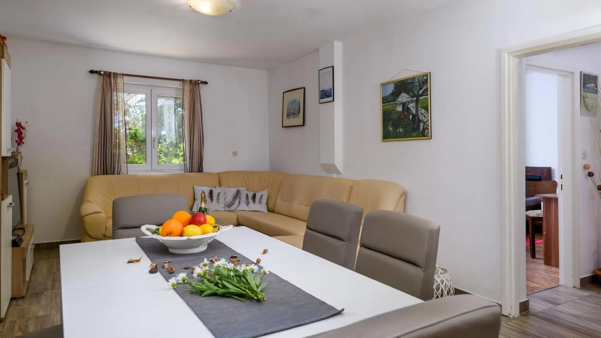 Wunderschoenes Ferienhaus In Pomer Mit Garten Pula