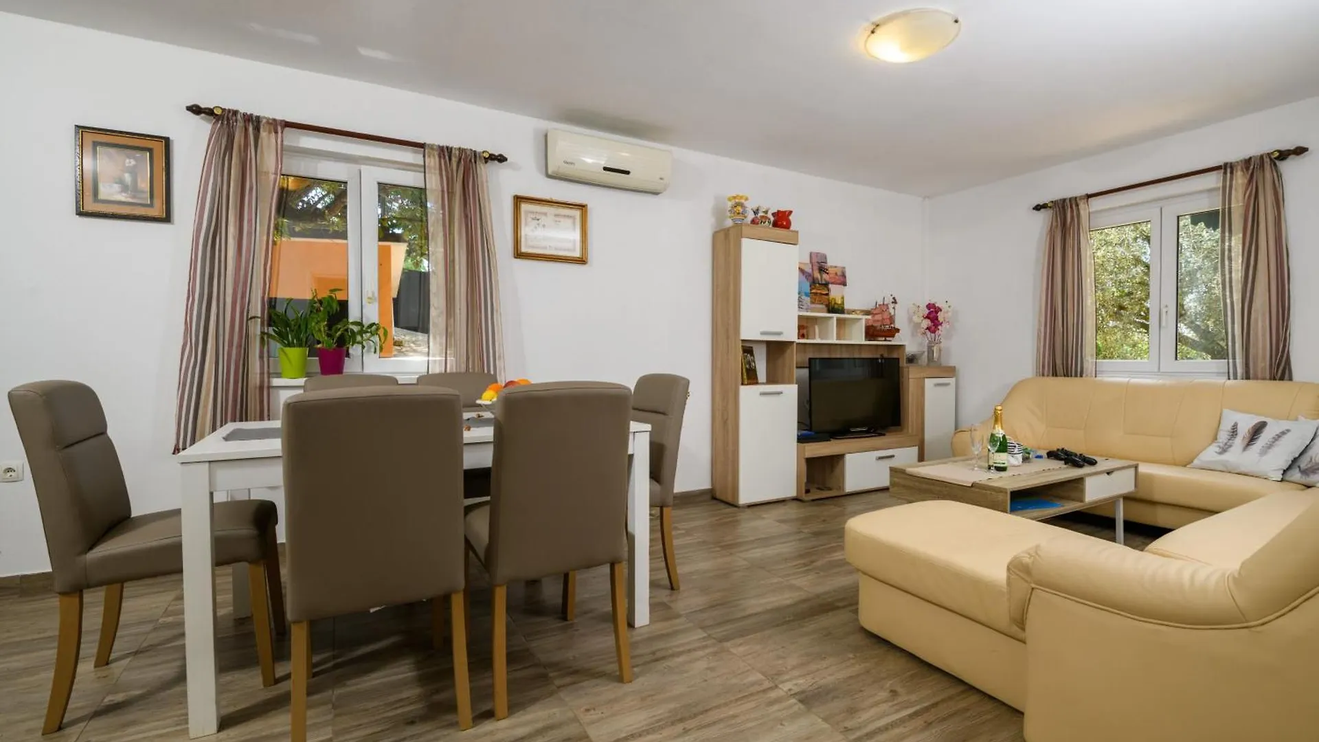 Wunderschoenes Ferienhaus In Pomer Mit Garten Pula