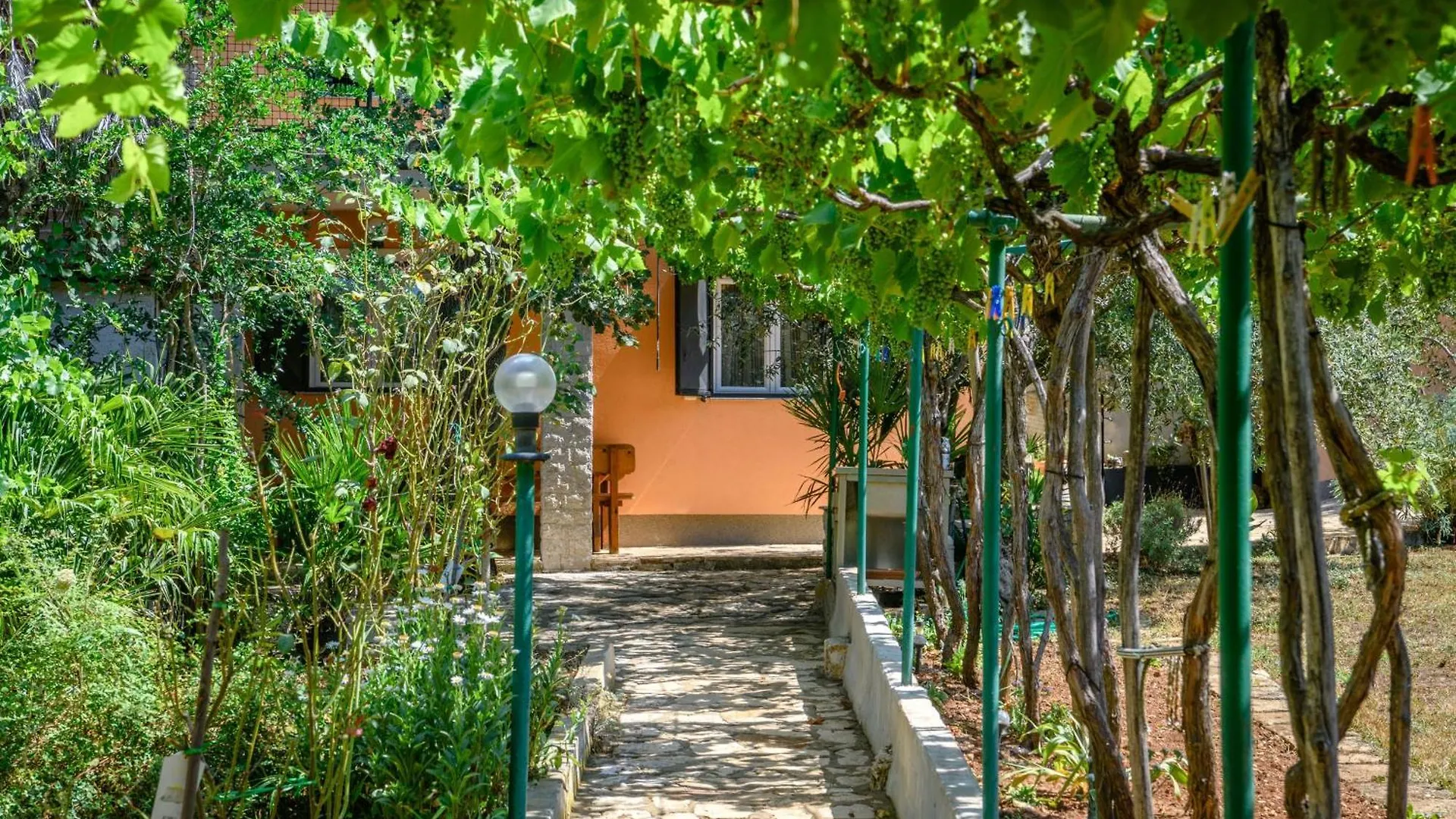 Wunderschoenes Ferienhaus In Pomer Mit Garten Pula Croatia