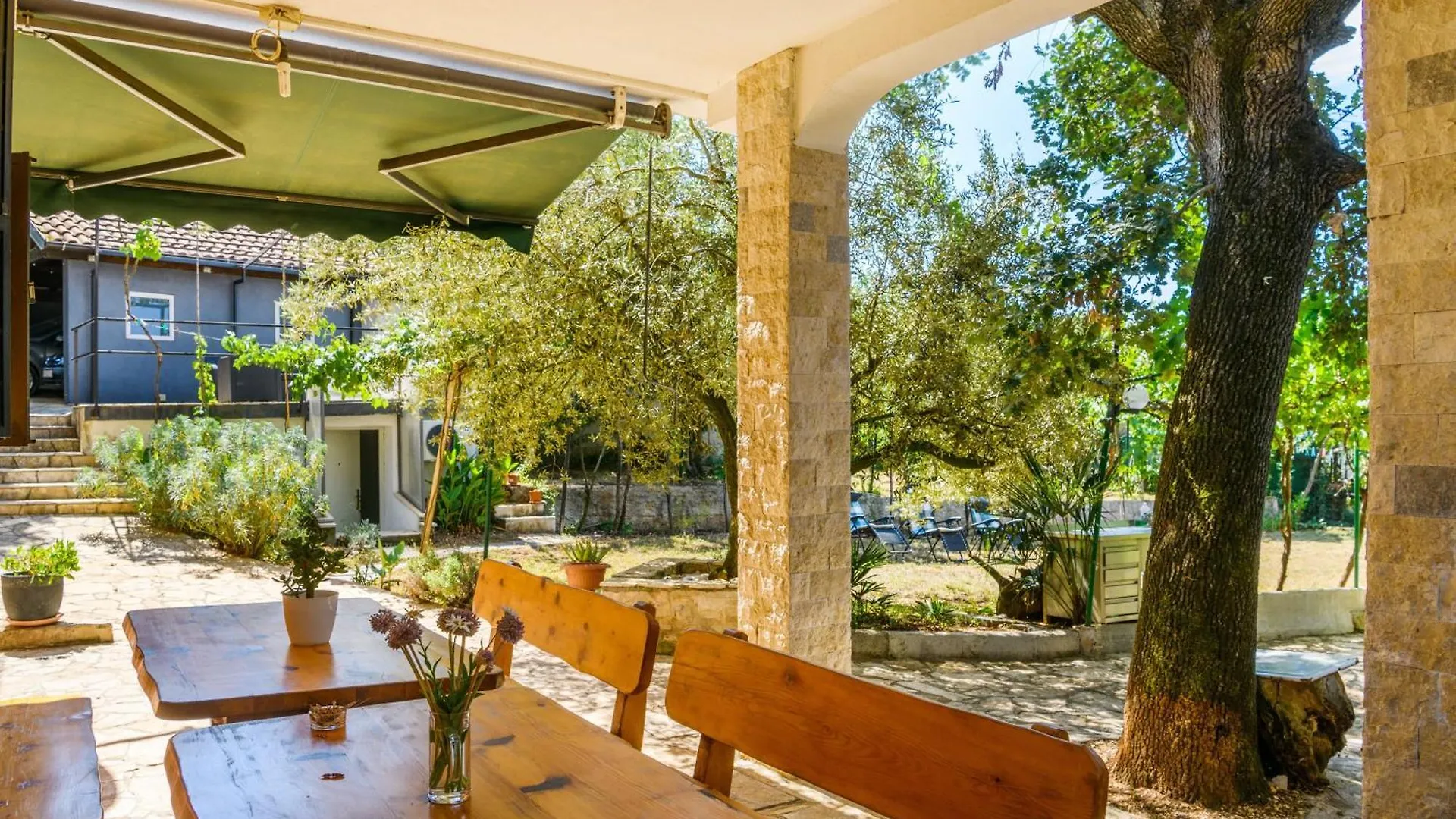 Wunderschoenes Ferienhaus In Pomer Mit Garten Pula